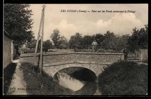 AK Les Sièges, Pont sur les Fossés entourant le Village