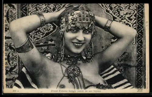 AK Jeune Femme kabyle parée ses bijoux, Nackte Araberin mit Schmuck