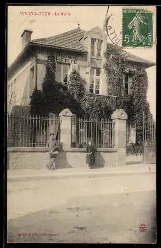 AK Sully-la-Tour, La Mairie avec enfants devant la clôture