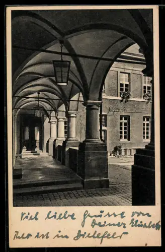 AK M.-Gladbach, Arkadengang mit Rathaus und Innenhof