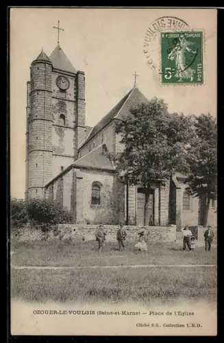 AK Ozouer-le-Voulgis, Passanten an der Kirche
