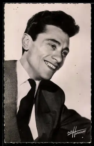 AK Schauspieler Robert Lamoureux im Anzug mit Krawatte