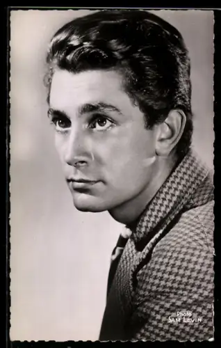 AK Schauspieler Jean-Claude Pascal im Kostüm einer Filmrolle