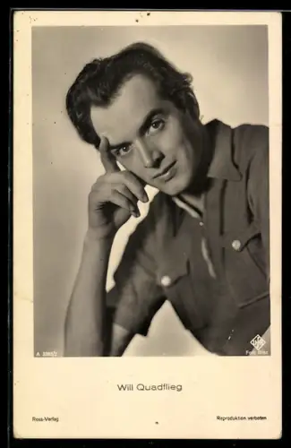 AK Schauspieler Will Quadflieg, auf den Ellenbogen gestützt