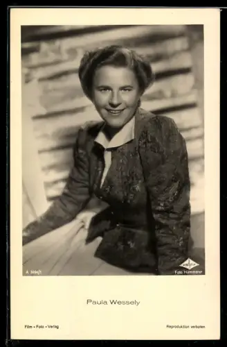 AK Schauspielerin Paula Wessely lächelnd auf einem Sofa sitzend