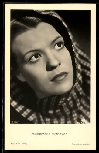 AK Schauspielerin Heidemarie Hatheyer, mit Kopftuch nach oben blickend