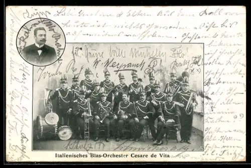 AK Italienisches Blas-Orchester Cesare de Vita mit Instrumenten, Portrait des Leiters