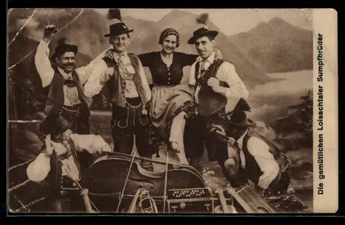 AK Loisachtaler Sumpfbrüder, Trachtenkapelle vor Bergpanorama