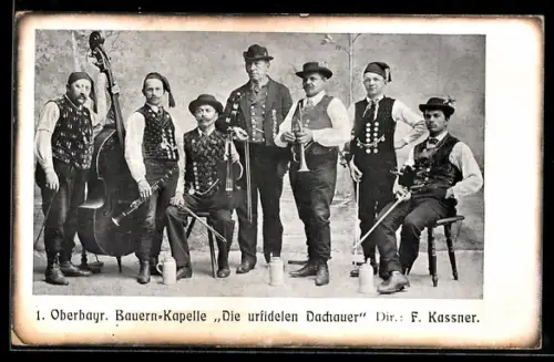 AK Oberbayr. Bauern-Kapelle Die urfidelen Dachauer, Trachtenkapelle mit Instrumenten