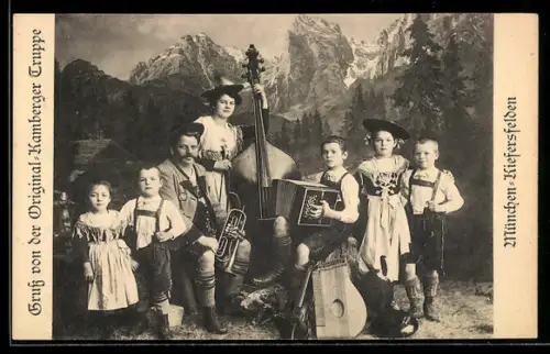 AK München-Kiefersfelden, Original-Kamberger Truppe, mit Instrumenten vor Bergkulisse