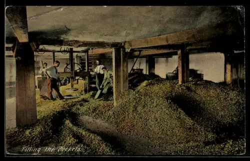AK Filling the Pockets, Bauern verarbeiten Hopfen, Landwirtschaft