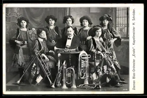AK Damen Blas-Orchester Erato mit Instrumenten