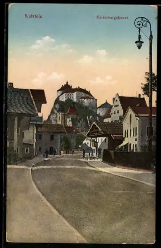 AK Kufstein, Partie in der Kaiserbergstrasse mit Blick auf die Festung