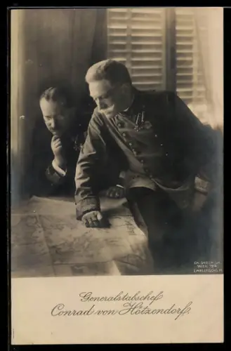 AK Generalstabschef Conrad von Hötzendorf vor einer Landkarte