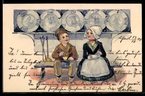 AK niedliches Kinderpaar sitzt in einer niederländischen Küche auf der Bank