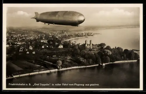 AK Friedrichshafen, Luftschiff Graf Zeppelin in voller Fahrt aus Flugzeug gesehen