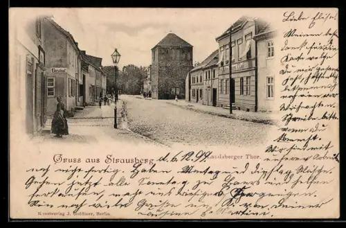 AK Strausberg, Landsberger Tor mit Gasthof und Strasse