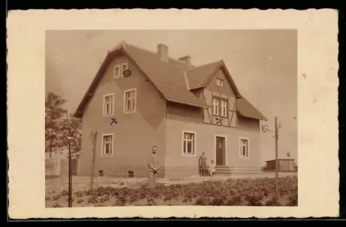 Foto-AK Lieberose, Einfamilienhaus mit Bewohnern