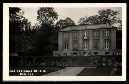 AK Bad Freienwalde a. O., Schloss, Frontansicht mit Freitreppe