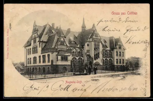 AK Cottbus, Auguste-Stift, Strassenansicht mit kleiner Versammlung