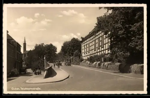 AK Guben, Teichbornstrasse, Gabelung mit grossem Fachwerkgebäude u. Kirche