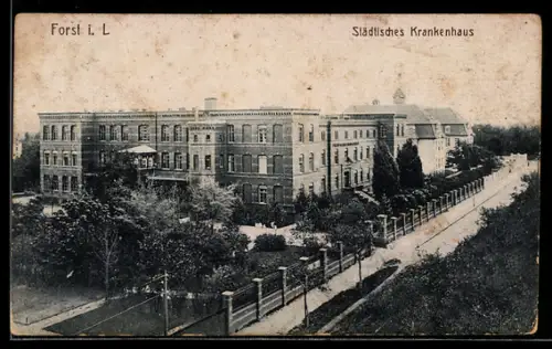 AK Forst i. L., Städtisches Krankenhaus mit Anlagen u. Strasse aus der Vogelschau