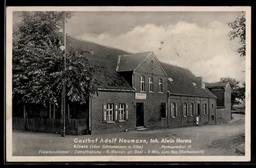 AK Klietz /Schönhausen, Gasthof Adolf Neumann, Inh. Alwin Herms, Aussenansicht mit Grünanlage