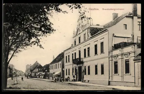 AK Genthin, Brandenburgerstrasse mit Anwohnern
