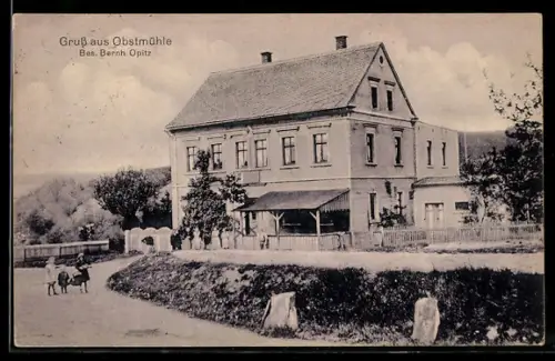 AK Obstmühle, Gasthaus in der Aussenansicht, Bes. Bernh. Opitz