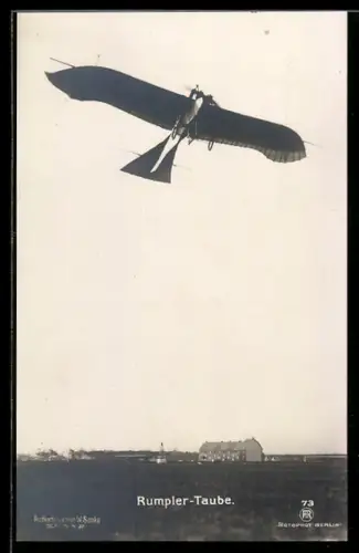 AK Sanke Nr. 73: Berlin-Johannisthal, Rumpler-Taube über Flugplatz