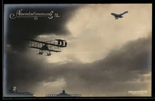 Foto-AK Sanke Nr. 37: Berlin, Flugplatz Johannisthal, Abendstimmung mit zwei Flugzeugen in der Luft