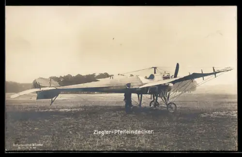 Foto-AK Sanke Nr. 37: Flugzeug-Pilot an seinem Ziegler-Pfeileindecker