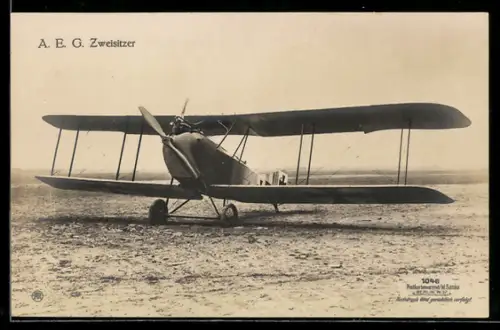 Foto-AK Sanke Nr. 1046: A. E. G. Zweisitzer auf dem Landeplatz