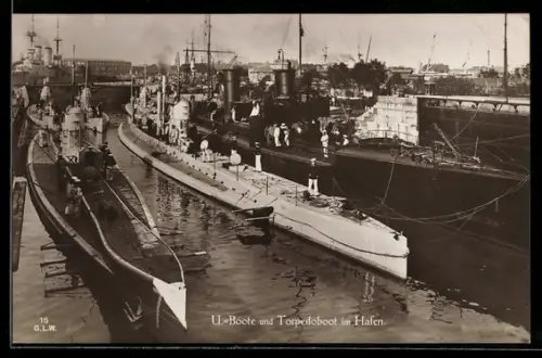AK U-Boote U-7, U-11, U-5 und U-8 mit Torpedoboot im Hafen