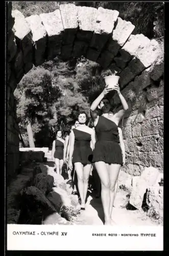 AK Helsinki, XV. Olympiade 1952, Junge Frauen tragen den Topf mit dem olympischen Feuer