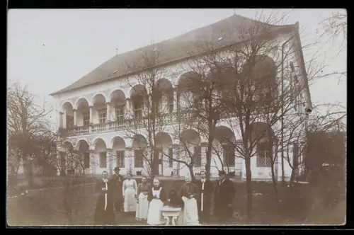 AK Ansfelden, Gruppe mit Hund vor dem Schulhaus