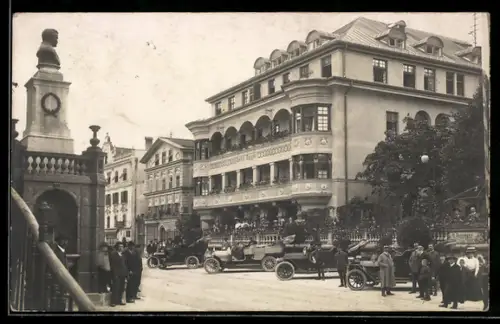 AK Kufstein, Hotel Egger mit Autos, Denkmal