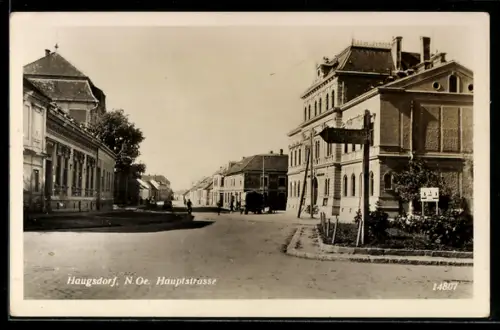 AK Haugsdorf /N. Oe., Blick in die Hauptstrasse