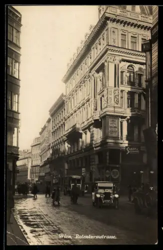AK Wien, Rotenturmstrasse mit Passanten, Stoff- und Seidenhaus