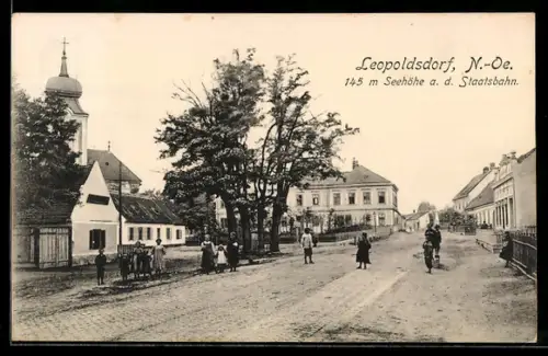 AK Leopoldsdorf /N.-Oe., Strassenpartie mit Kirche und Anwohnern