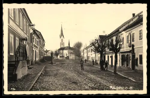 AK Riedau /O. Ö., Strassenpartie mit Kirche