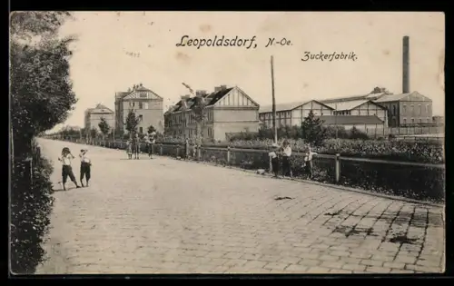 AK Leopoldsdorf /N.-Oe., Strassenpartie bei der Zuckerfabrik