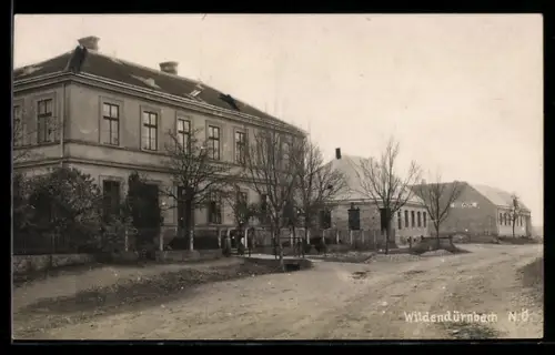 Foto-AK Wildendürnbach /N.Ö., Strassenpartie bei der Oberschule und dem Sägewerk