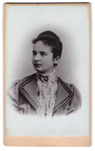 Fotografie unbekannter Fotograf und Ort, Porträt der Frau Annamarie Kraler