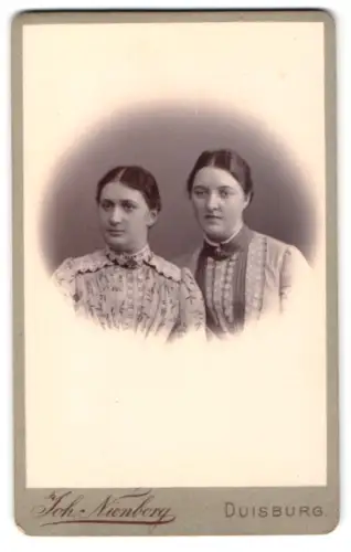 Fotografie Joh. Nienberg, Duisburg, Königstrasse 4, Porträt der Frauen Klara Müller und Hulda Schuster, 1891