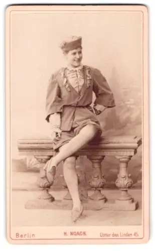 Fotografie H. Noack, Berlin, Unter den Linden 45, Portrait der Frau Clara Bernaully