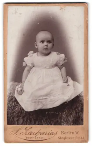 Fotografie S. Zacharias, Berlin W., Steglitzer Str. 61, Porträt des Kleinkindes Max G. mit Spielzeug