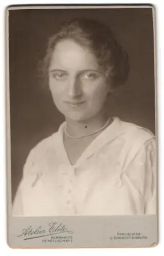 Fotografie Atelier Elite, Berlin, Leipzigerstr. 119/120, Porträt der Frau Käte, Januar 1916