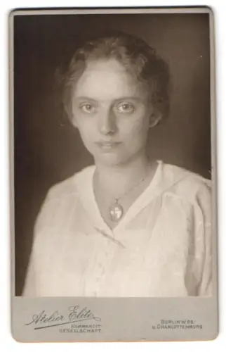 Fotografie Atelier Elite, Berlin, Leipzigerstr. 119/120, Porträt der Frau Kläre, 1916
