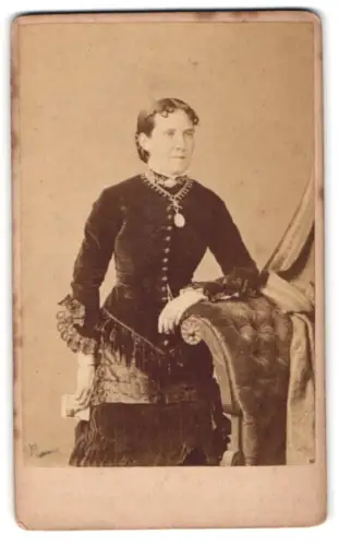 Fotografie Bzullock Bros., Macclesfield, Portrait der vornehmen Dame Rostron